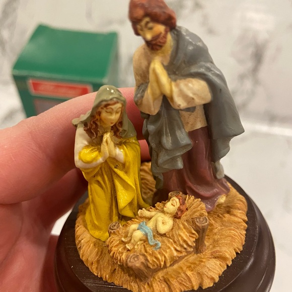 House of Lloyd - Small Blessings Nativity Christmas Around The World - Wood Base - Picture 5 of 8